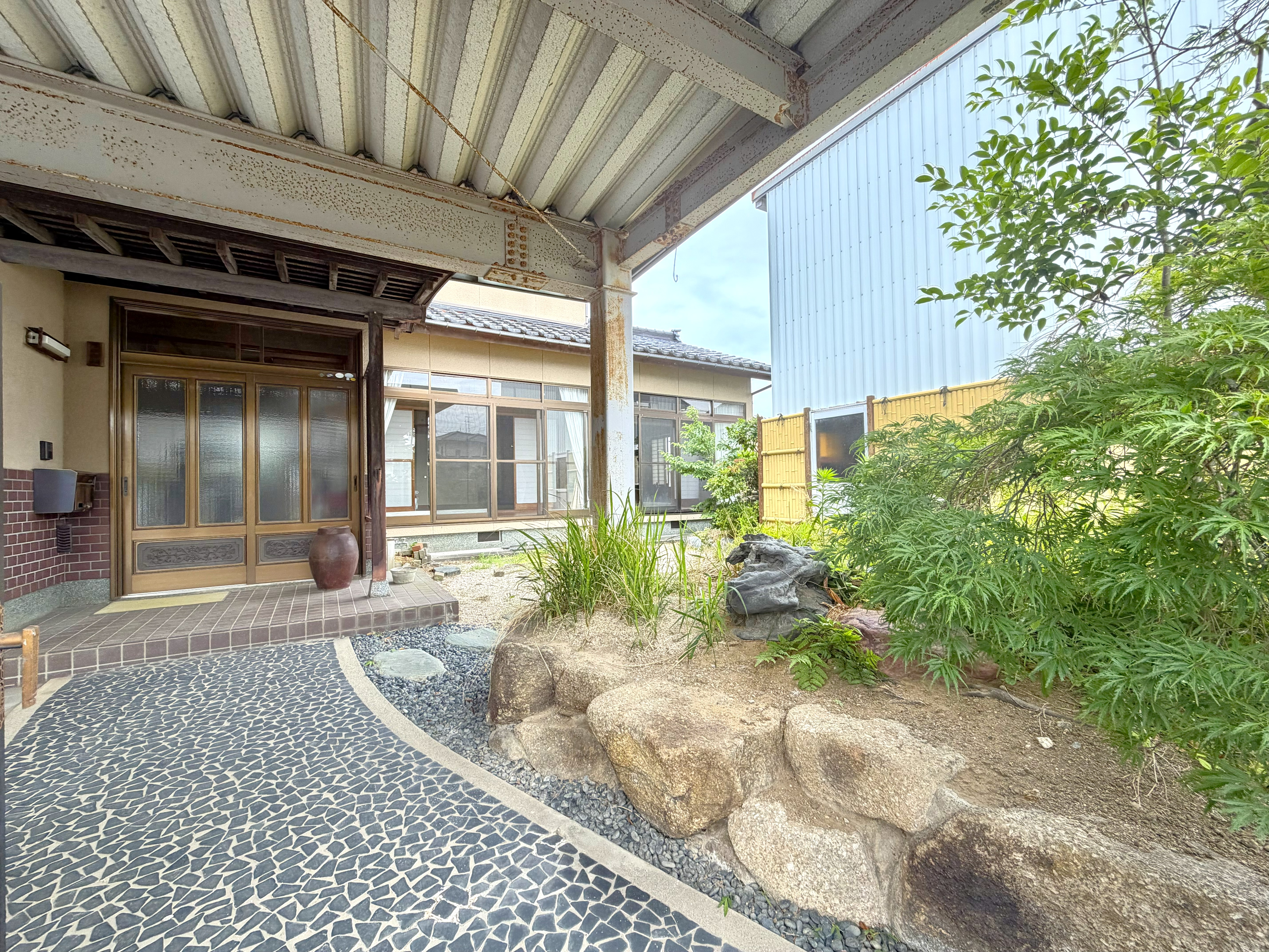庭と玄関まわり